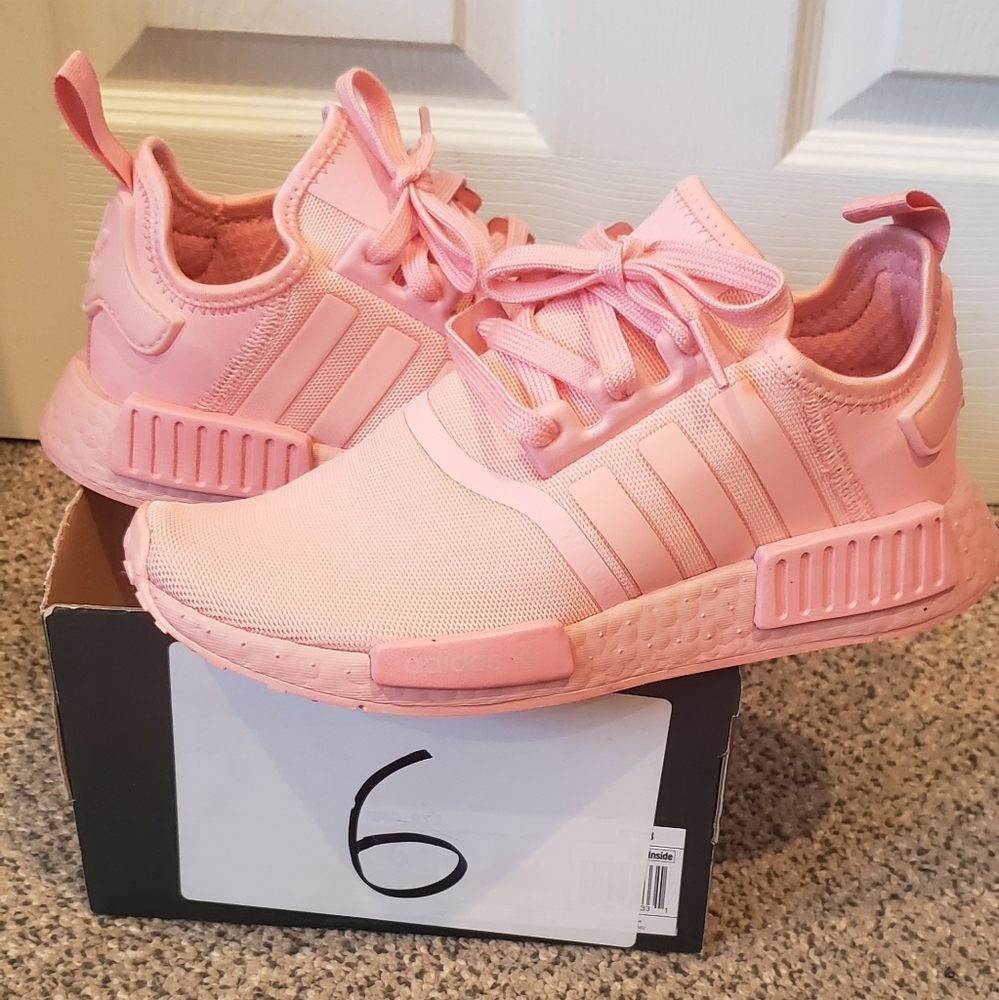 NWOT Wmns Adidas NMD_ R1 sz 6 ❤